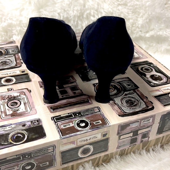 Stuart Weitzman Navy Suede Pumps (made in Spain) size 8N - Picture 3 of 10